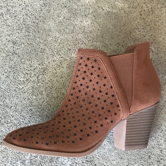 1LEFT! City Cognac Brown stacked Heel V Cut Bootie - Picture 3 of 5